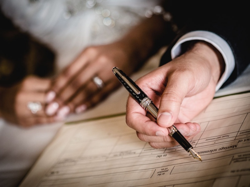 signing-wedding-register